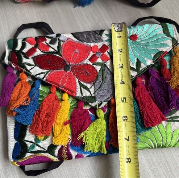 Floral embroidered clutch with tassel: women's crossbody bag. - Picture 6 of 7